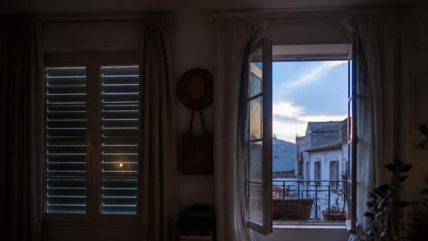 Comment rafraîchir son logement sans ventilateur ni climatisation ? Cinq techniques éprouvées venues du pourtour médi…
