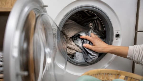 Laver à 30 °C réduit la facture énergétique mais favorise la prolifération microbienne dans le tambour et sur le linge.