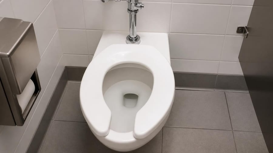 Pourquoi toutes les toilettes publiques ont-elles des sièges ouverts en forme de U ?